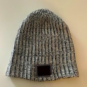 Love your Melon beanie. Black + white. Super cute + cozy!🤍🖤